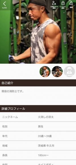 黒いキャップを被ってタンクトップを着て上腕トレーニングをしている男性