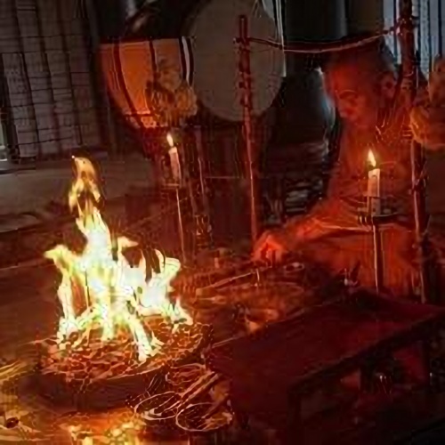黄金の泉の鑑定師を名乗る男性西園寺鵬斎