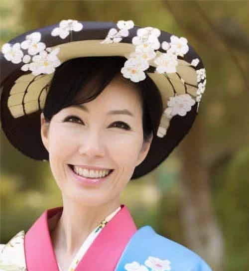 福の花の鑑定師を名乗る女性桜ノ宮詩織